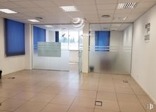 Office for sale at Calle Severo Ochoa, Rivas-Vaciamadrid, Madrid, 28529 with light fixture, lighting, flooring, floor, interior design, ceiling, glass, door, commercial building and transparency around