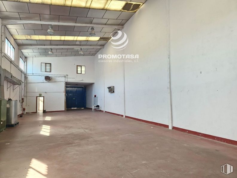 Industrial for rent at Zona industrial, Rivas-Vaciamadrid, Madrid, 28529 with door, floor, flooring, composite material, ceiling, concrete, building material, paint, hall and daylighting around