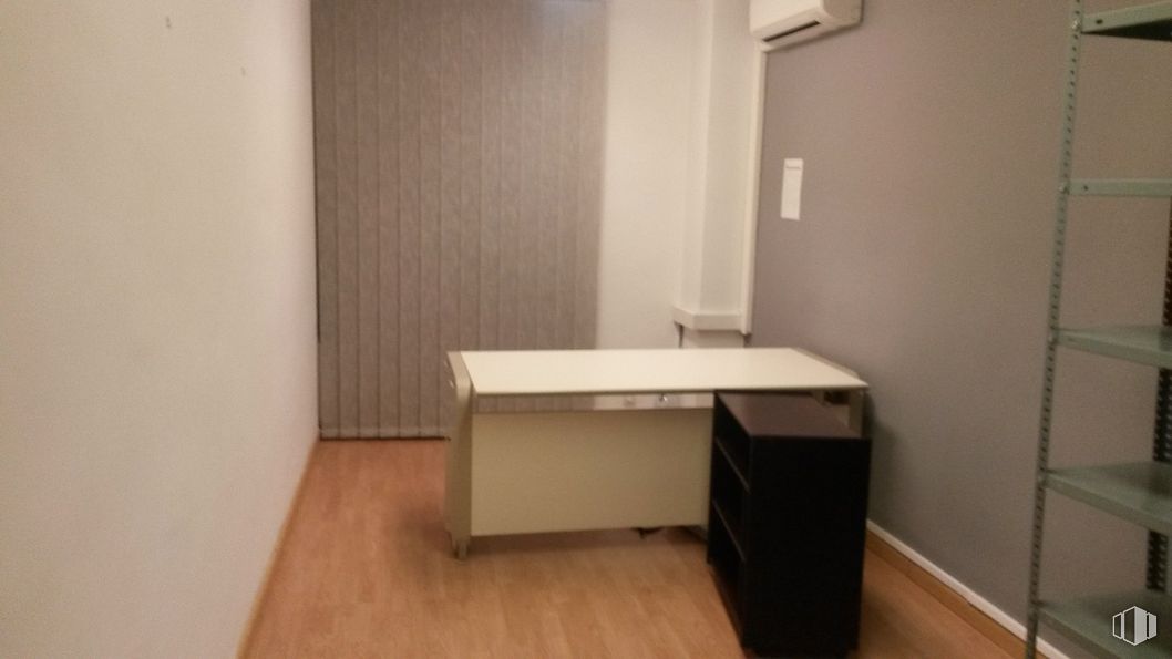 Oficina en alquiler en Calle Gobernador Fernández Jiménez, 4, Segovia, 40001 con escritorio, mueble, mesa, accesorio, edificio, madera, suelo, piso, ebanistería y tinte para madera alrededor