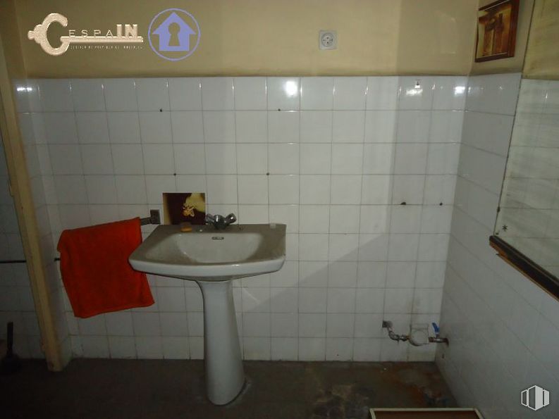 Local en alquiler y venta en Avenida Padre Piquer, La Latina, Madrid, 28024 con fregadero, grifo, accesorio de fontanería, lavabo de baño, baño, fluido, accesorio, fontanería, material compuesto y suelo alrededor