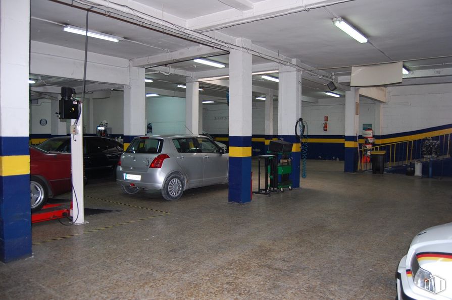 Local en venta en Zona Centro, Villaviciosa de Odón, Madrid, 28670 con coche, luz de estacionamiento automotriz, neumático, rueda, vehículo, iluminación automotriz, vehículo motorizado, diseño automotriz, edificio y neumático automotriz alrededor