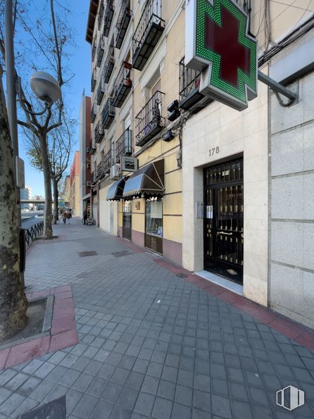 Local en venta en Avenida Ciudad de Barcelona, 178, Retiro, Madrid, 28007 con edificio, puerta, ventana, cielo, superficie de carretera, infraestructura, arquitectura, diseño urbano, planta y acera alrededor