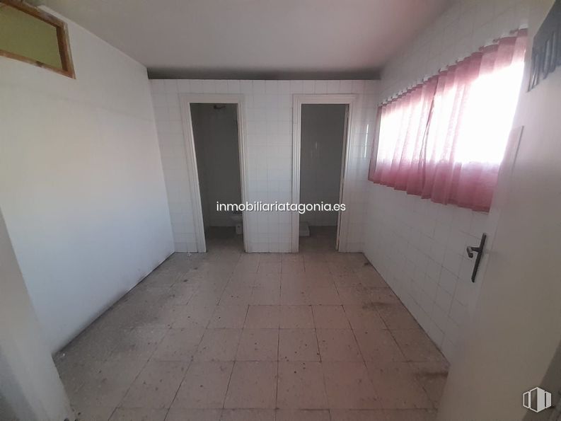 Industrial for rent at Zona Polígono Industrial, Arganda del Rey, Madrid, 28500 with door, building, fixture, interior design, floor, flooring, wood, house, ceiling and symmetry around