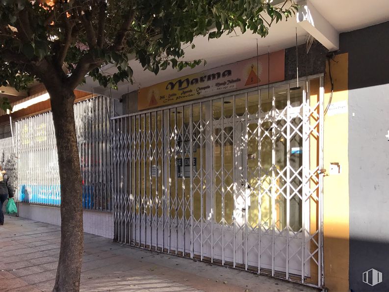 Local en venta en Calle Alicante, Getafe, Madrid, 28903 con alumbrado, planta, árbol, madera, valla, edificio, puerta, decoración, sombra y tintes y matices alrededor