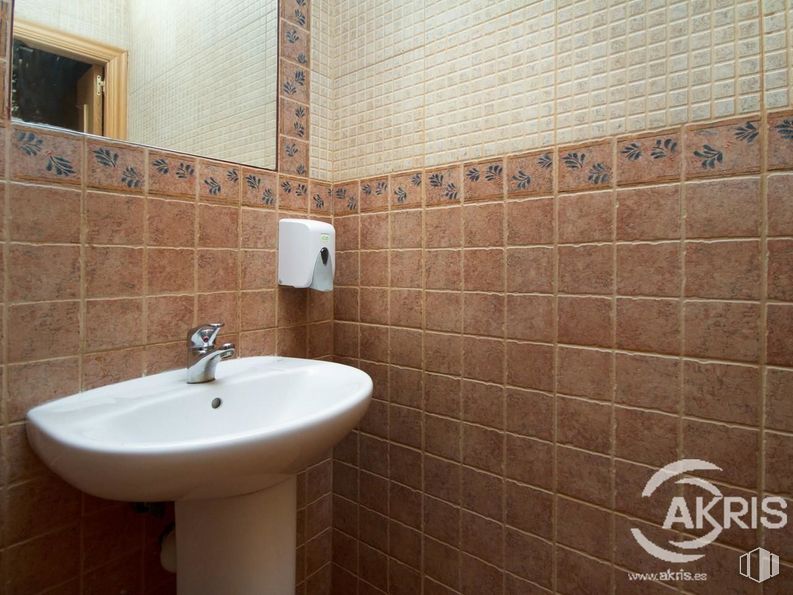 Retail for sale at Calle Islas Columbretes, Fuencarral - El Pardo, Humanes de Madrid, Madrid, 28970 with sink, brown, property, plumbing fixture, tap, bathroom sink, bathroom, purple, architecture and interior design around