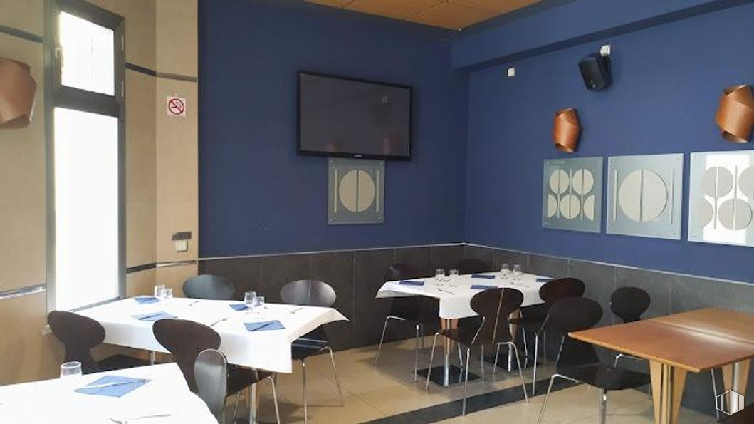 Retail for sale at Zona Renfe, Segovia, 40006 with television, chair, desk, table, furniture, interior design, flooring, restaurant, ceiling and glass around