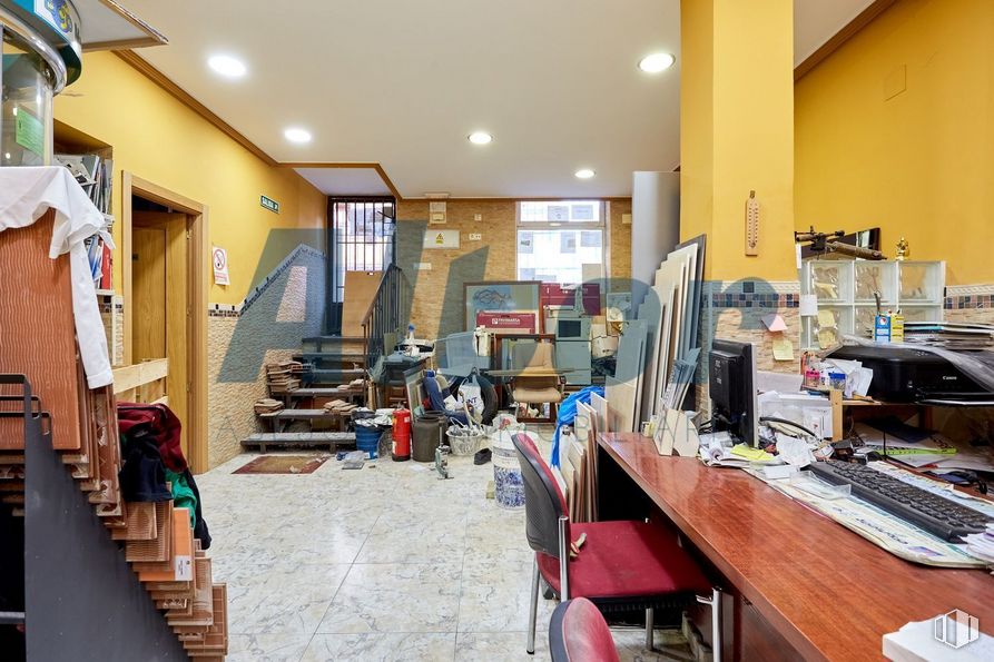 Local en venta en Calle Alberto Palacios, Villaverde, Madrid, 28021 con teclado de computadora, silla, persona, escritorio, mesa, escritorio, pantalla de ordenador, computadora personal, madera y escritorio para computadora alrededor