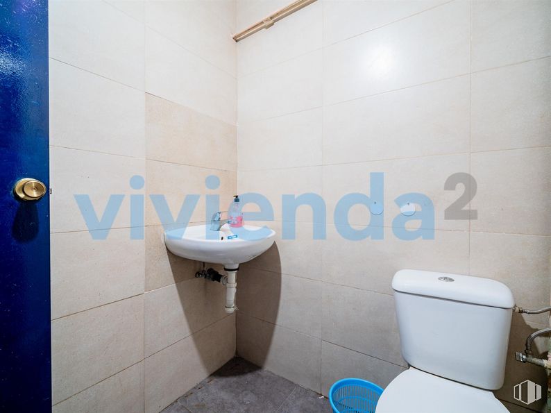 Local en venta en Calle Hermanos Machado, Ciudad Lineal, Madrid, 28017 con fregadero, inodoro, accesorios de fontanería, azul, cuarto de baño, accesorio, morado, edificio, fluido y suelo alrededor