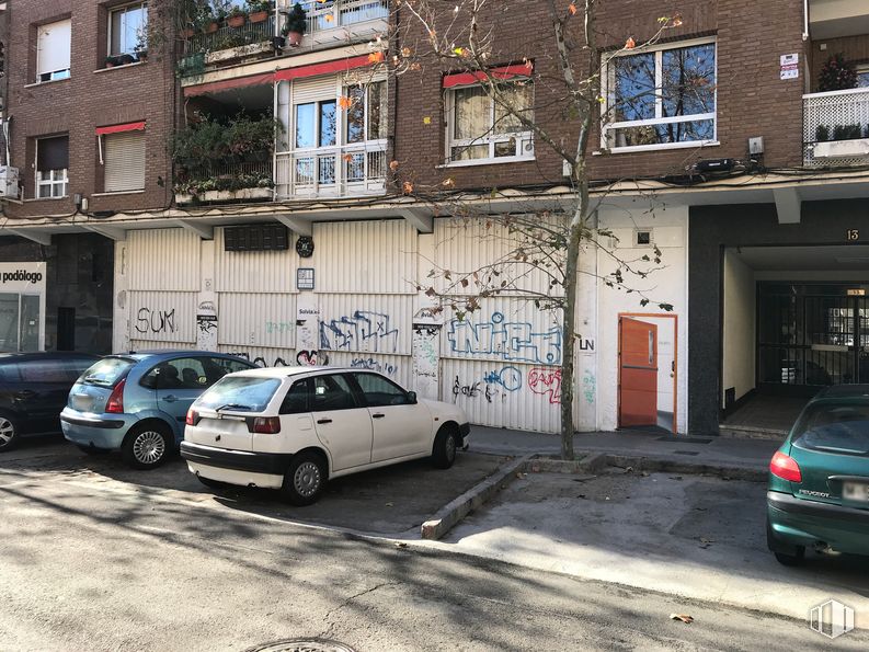 Retail for sale at Avenida Presidente Carmona, 10, Tetuán, Madrid, 28020 with car, window, building, automotive parking light, land vehicle, vehicle, wheel, property, tire and motor vehicle around