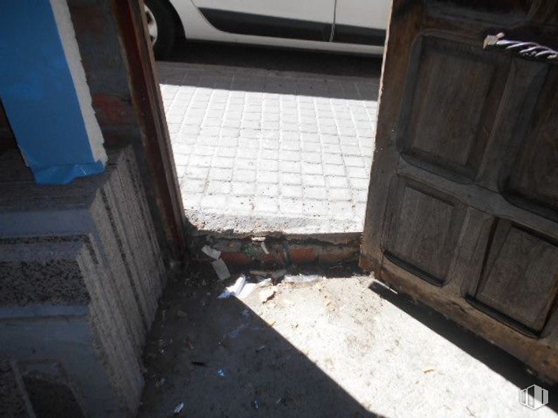 Retail for sale at Calle Vasco de Quiroga, Ávila, 05005 with door, wheel, car, automotive tire, road surface, wood, asphalt, tire, floor and fender around