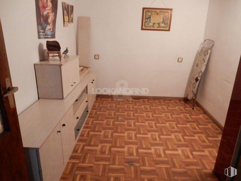 Retail for sale & for rent at Zona Santa Bárbara, Toledo, 45006 with picture frame, cabinetry, wood, drawer, interior design, floor, flooring, door, home appliance and hardwood around