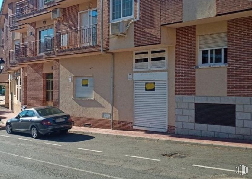 Retail for sale at Zona Centro, Santa María del Tiétar, Ávila, 05429 with car, window, door, house, automotive parking light, land vehicle, wheel, tire, property and vehicle around