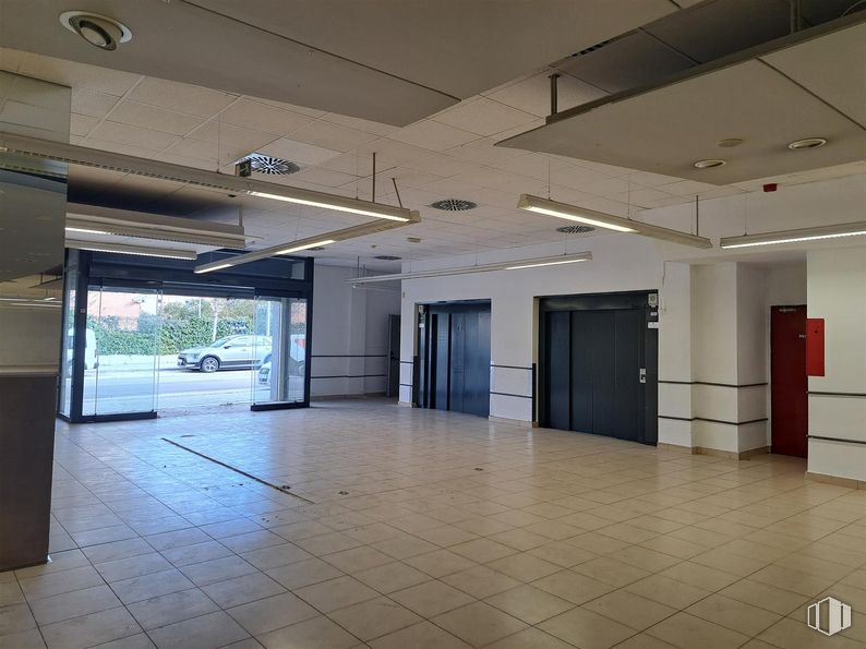 Office for sale at Glorieta Playa de San Lorenzo, 8, Barajas, Madrid, 28042 with door, flooring, floor, ceiling, interior design, lighting, composite material, glass, tile flooring and metal around