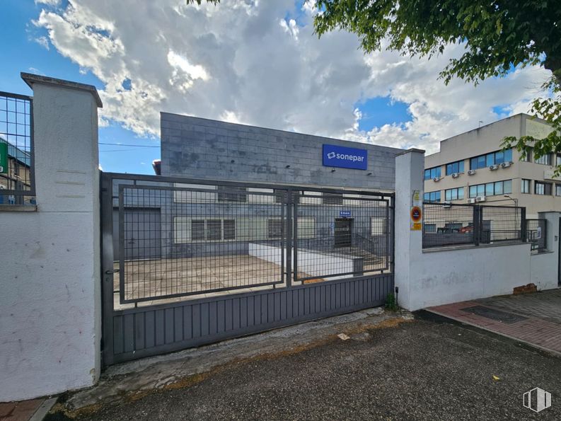 Nave en alquiler y venta en Calle Granja, Alcobendas, Madrid, 28108 con nube, cielo, ventana, árbol, diseño urbano, superficie de la carretera, asfalto, zona residencial, fachada y ciudad alrededor