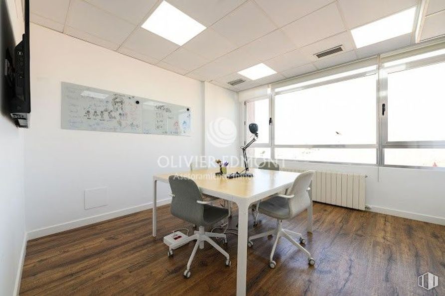 Oficina en alquiler en Calle Génova, Centro, Madrid, 28004 con silla, mesa de cocina y comedor, alumbrado, mesa, mueble, madera, edificio, interiorismo, suelos y accesorio alrededor