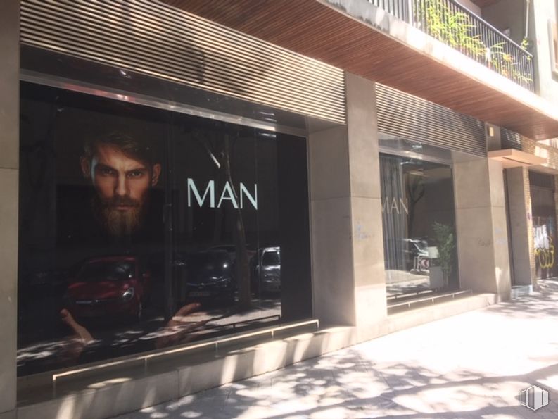 Retail for rent at Calle Basílica, 20, Tetuán, Madrid, 28020 with person, building, interior design, window, facade, city, font, glass, commercial building and shade around