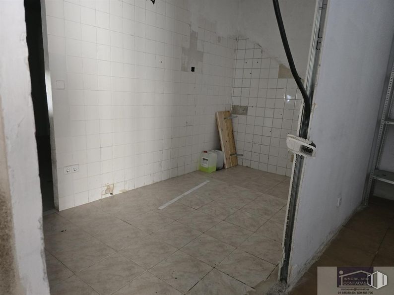 Retail for rent at Calle San Sebastián, Colmenar Viejo, Madrid, 28770 with building, floor, wood, flooring, house, composite material, fixture, ceiling, hardwood and concrete around