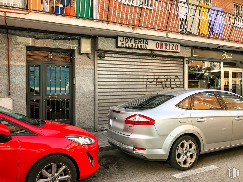 Local en alquiler en Calle Nuestra Señora de los Ángeles, 3, Leganés, Madrid, 28911 con rueda, coche, puerta, neumático, vehículo, placa de matrícula del vehículo, vehículo terrestre, fotografía, neumático automotriz y iluminación automotriz alrededor