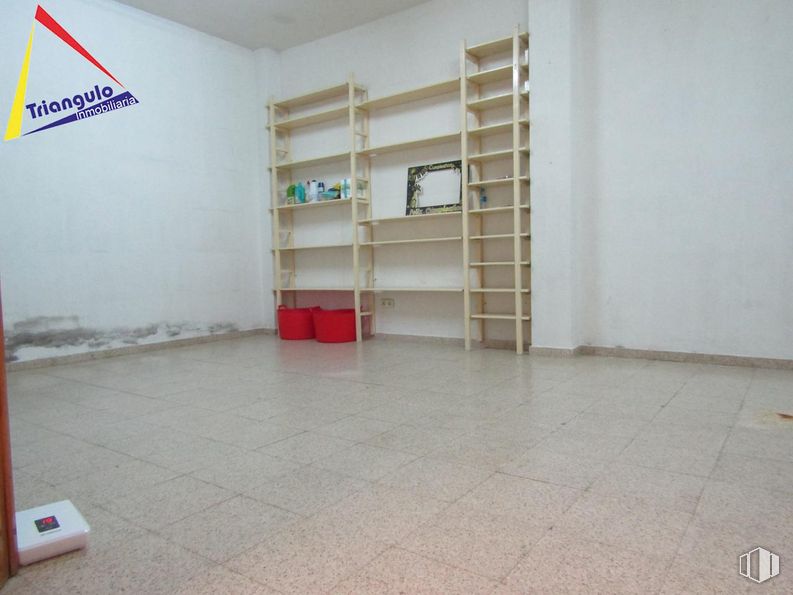 Retail for sale at Zona Nueva Segovia, Segovia, 40006 with bookcase, flooring, floor, wood, tile flooring, shelving, ceiling, hardwood, room and fixture around