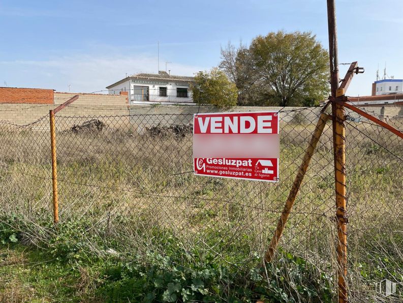 Land for sale at Zona calle Quero, La Puebla de Almoradiel, Toledo, 45840 with building, land lot, wire fencing, soil, fence, home fencing, chain-link fencing and wire around