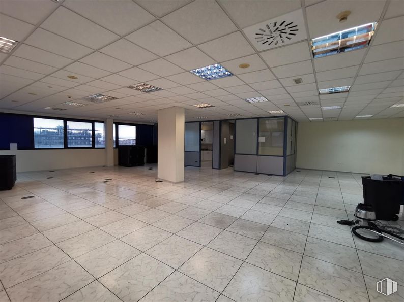 Oficina en alquiler en Calle Cronos, San Blas - Canillejas, Madrid, 28037 con edificio, suelos, suelo, hall, techo, evento, accesorio, ciudad, vidrio y puerta alrededor