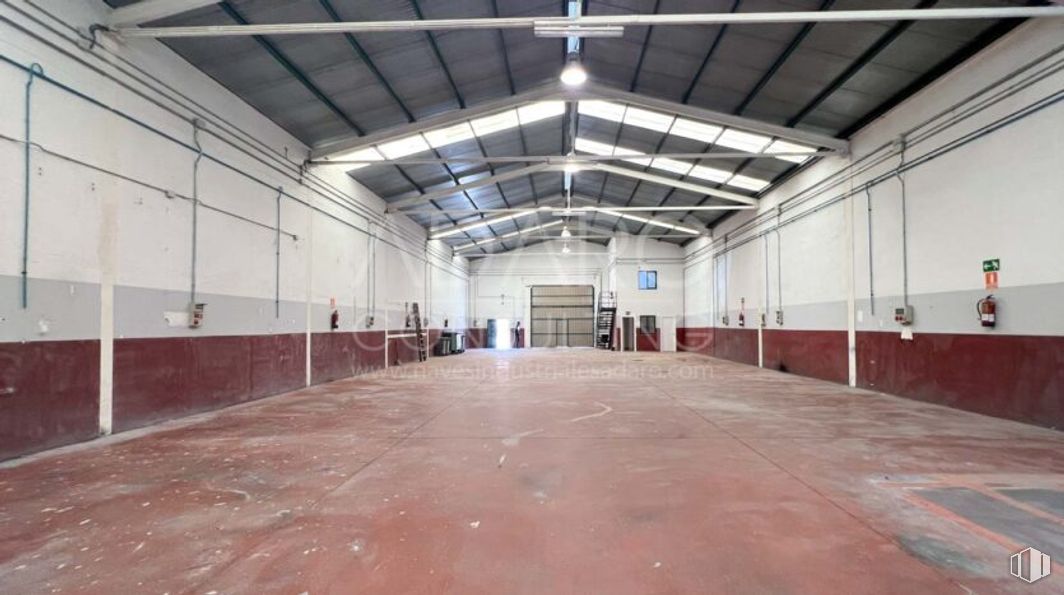 Nave en venta en Zona Industrial, Cobeña, Madrid, 28863 con suelos, suelo, techo, material compuesto, hall, hormigón, material de construcción, almacén, lámpara fluorescente y iluminación natural alrededor