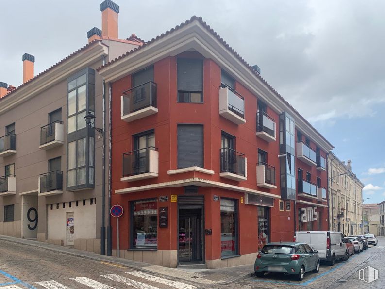 Retail for sale at Calle Jerónimo Gracián, Ávila, 05001 with car, building, sky, window, wheel, vehicle, cloud, tire, urban design and neighbourhood around