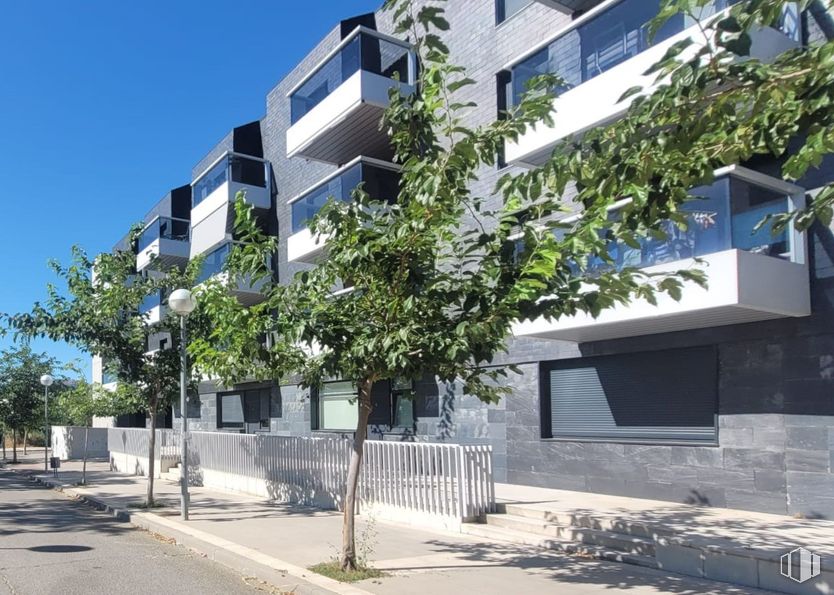 Retail for sale at Calle Javier Vicente Montero, El Escorial, Madrid, 28280 with window, building, sky, plant, property, tree, urban design, condominium, neighbourhood and residential area around