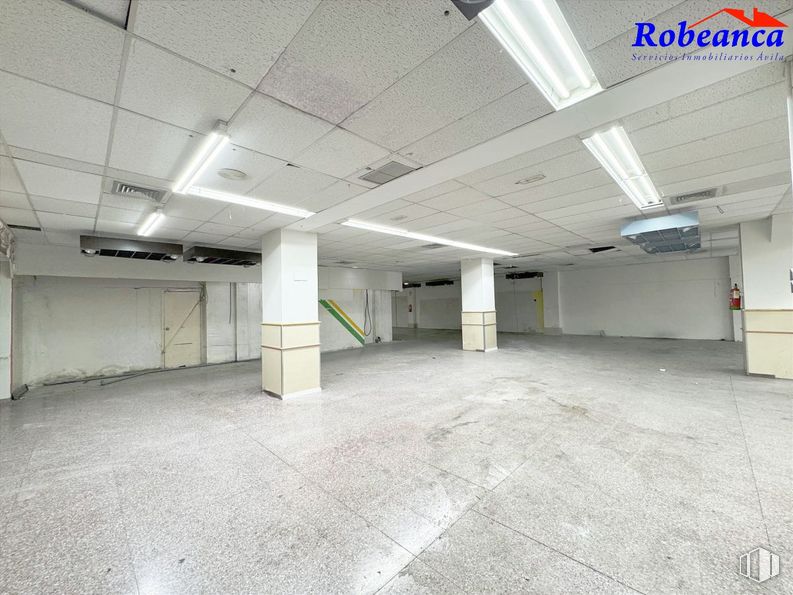 Retail for rent at Zona paseo San Roque, Ávila, 05001 with lighting, building, floor, flooring, asphalt, composite material, hall, ceiling, parking and gas around