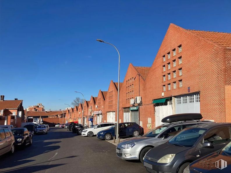 Nave en venta en Calle Cerámica, Puente de Vallecas, Madrid, 28038 con coche, edificio, luz de la calle, rueda, neumático, vehículo terrestre, cielo, vehículo, propiedad y ventana alrededor