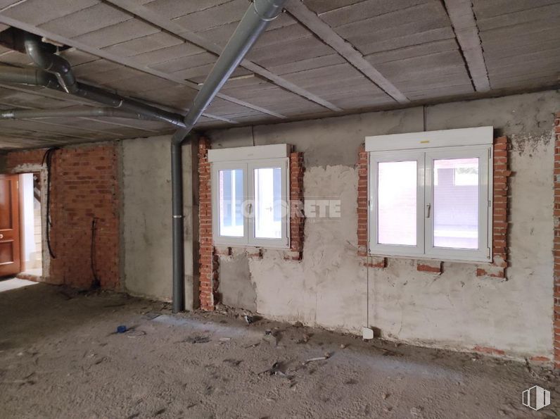 Retail for sale at Calle Juan Ramón Jiménez, Guadalajara, 19004 with window, fixture, wood, floor, flooring, hall, building material, composite material, ceiling and beam around