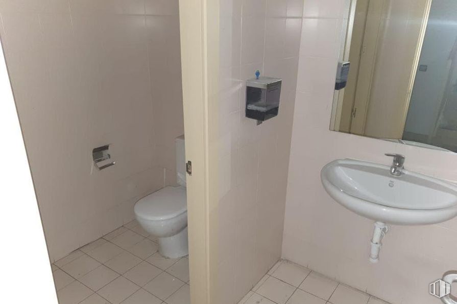 Local en venta en Zona La Garena , Alcalá de Henares, Madrid, 28806 con inodoro, fregadero, espejo, grifo, propiedad, accesorios de fontanería, lavabo, cuarto de baño, edificio y morado alrededor