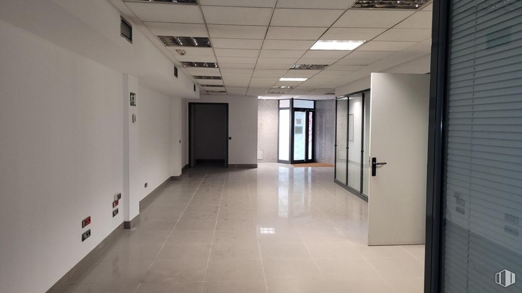 Retail for sale at Calle López de Hoyos, Ciudad Lineal, Madrid, 28016 with door, fixture, hall, floor, flooring, ceiling, glass, room, event and aluminium around