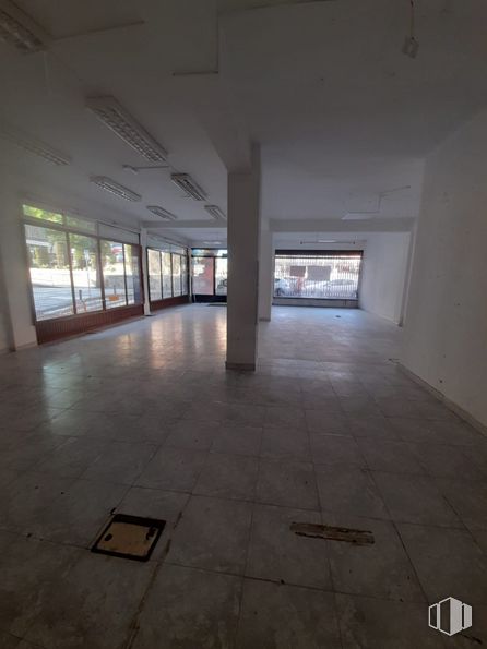 Local en alquiler en Zona centro, Arganda del Rey, Madrid, 28500 con accesorio, pavimento, piso, pasillo, material compuesto, techo, vidrio, madera, evento y hormigón alrededor