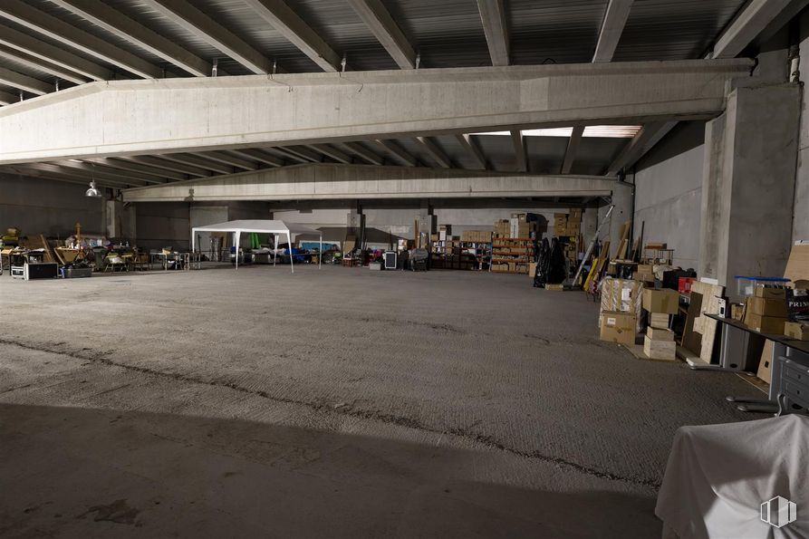 Industrial for sale at Zona empresarial, Arroyomolinos, Madrid, 28939 with floor, flooring, ceiling, hall, parking, fluorescent lamp, parking lot, beam, warehouse and cleanliness around