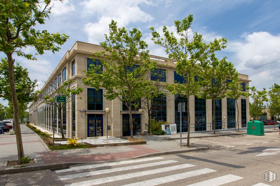 Oficina en alquiler en Calle Chile, 10, Las Rozas de Madrid, Madrid, 28290 con edificio, casa, cielo, nube, planta, superficie de carretera, árbol, condominio, sombra y diseño urbano alrededor