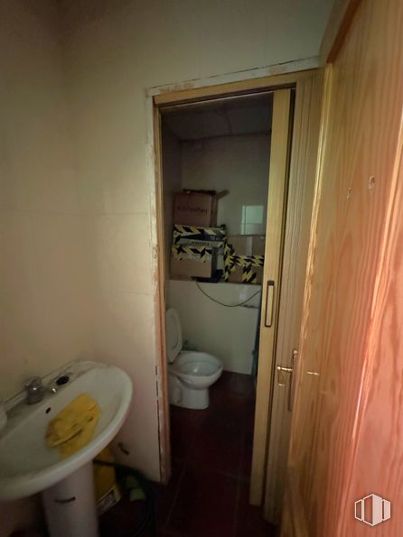 Retail for rent at Pasaje Campiña, Azuqueca de Henares, Guadalajara, 19200 with toilet, sink, brown, bathroom, building, purple, wood, floor, bathroom sink and door around