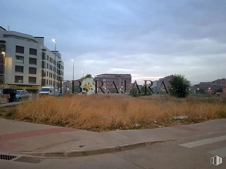 Land for sale at Zona Reyes Católicos, Talavera de la Reina, Toledo, 45600 with building, sky, cloud, plant, street light, road surface, land lot, asphalt, urban design and thoroughfare around