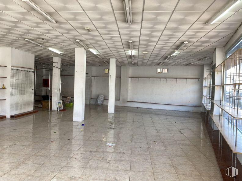 Retail for rent at Zona Renfe, Parla, Madrid, 28980 with building, hall, fixture, flooring, floor, ceiling, glass, tile flooring, space and city around