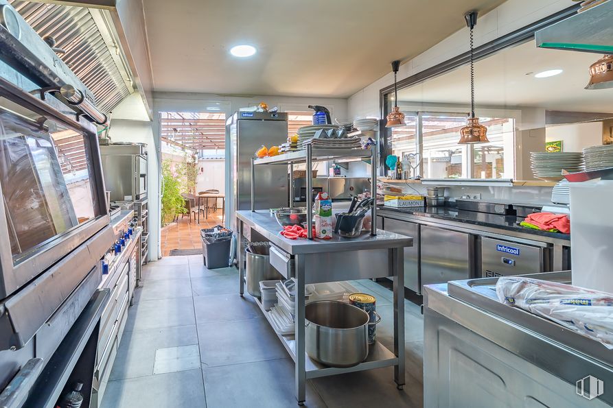 Local en alquiler en Zona Carabanchel, Carabanchel, Madrid, 28019 con ebanistería, mesa, alumbrado, encimera, interiorismo, fregadero, suelo, edificio, cocina y aparato de cocina alrededor