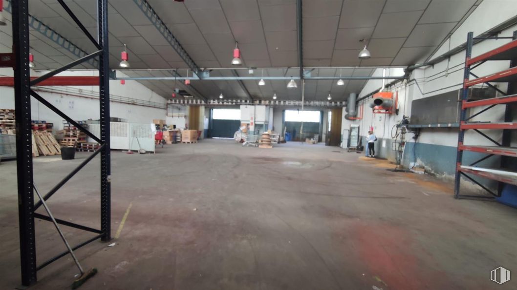 Industrial for rent at Calle Hierro, Torrejón de Ardoz, Madrid, 28850 with floor, flooring, ceiling, hall, warehouse, building material, steel, fluorescent lamp, beam and basement around