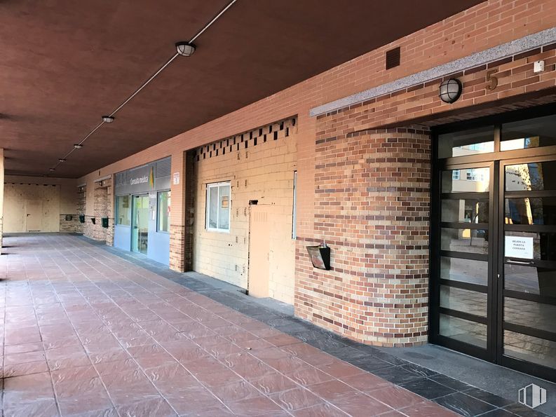 Local en alquiler y venta en Plaza Mar Egeo, 1, Coslada, Madrid, 28820 con alumbrado, propiedad, madera, superficie de carretera, albañilería, ladrillo, piso, suelo, pared y puerta alrededor