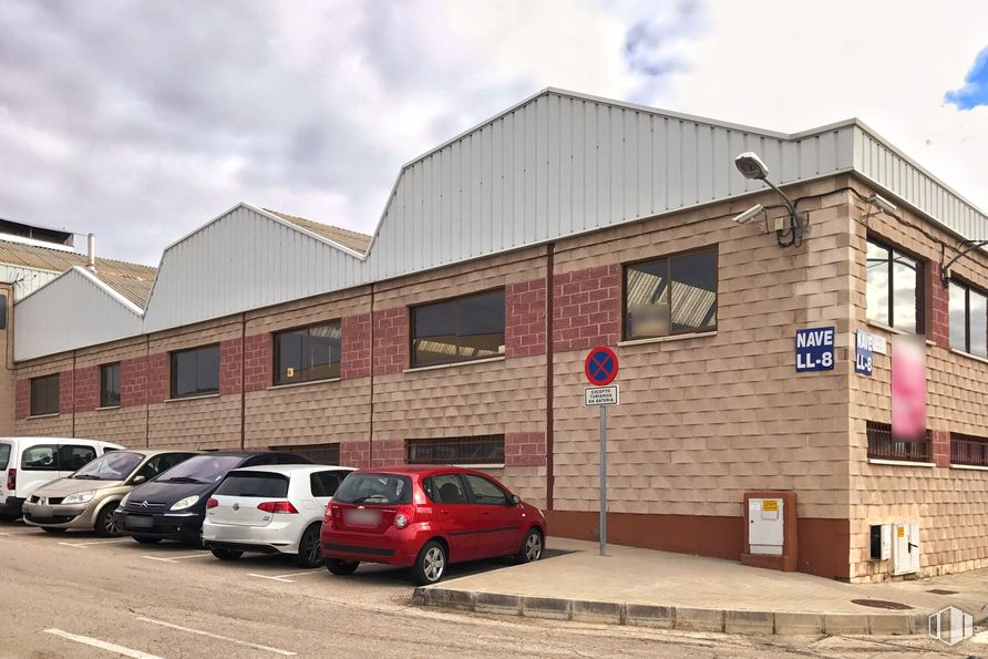 Industrial for sale & for rent at Polígono Industrial El Raso , San Agustín del Guadalix, Madrid, 28750 with car, building, window, automotive parking light, wheel, sky, tire, cloud, property and vehicle around