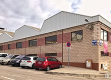 Nave en alquiler y venta en Polígono Industrial El Raso , San Agustín del Guadalix, Madrid, 28750 con coche, edificio, ventana, luz de estacionamiento automotriz, rueda, cielo, neumático, nube, propiedad y vehículo alrededor