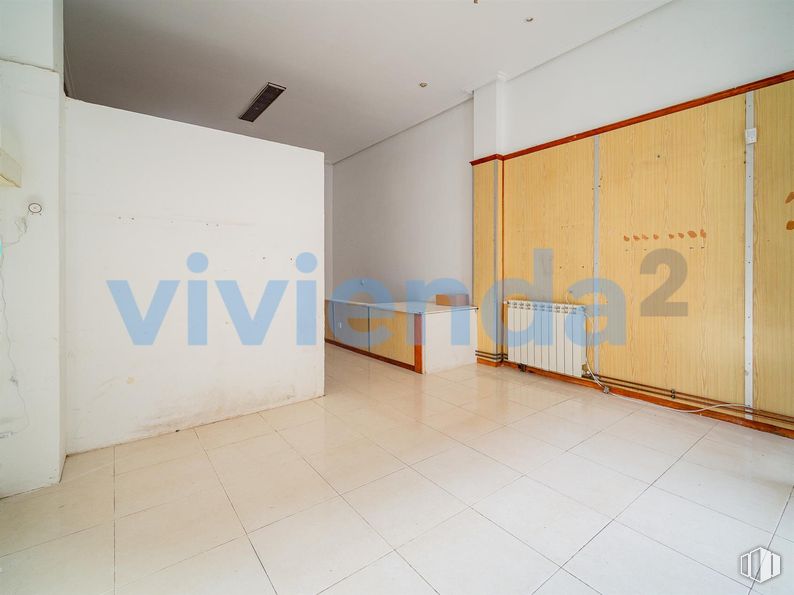 Retail for sale at Calle Ribadavia, Fuencarral - El Pardo, Madrid, 28029 with flooring, floor, interior design, ceiling, tile flooring, hall, cleanliness, tile, daylighting and plaster around