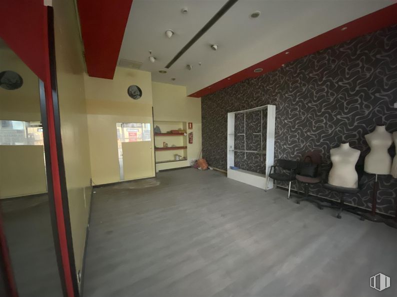 Retail for rent at Calle Alcalá, Ciudad Lineal, Madrid, 28017 with door, floor, wood, flooring, house, ceiling, hall, fixture, building and hardwood around