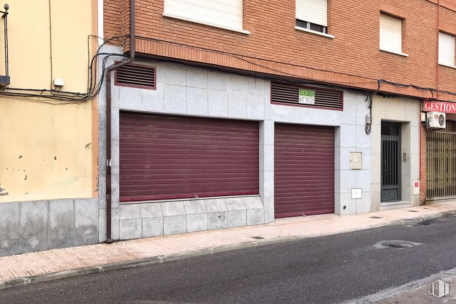 Retail for sale & for rent at Calle Orozco, 6, Torrijos, Toledo, 45500 with window, door, building, wood, road surface, fixture, brickwork, asphalt, brick and building material around