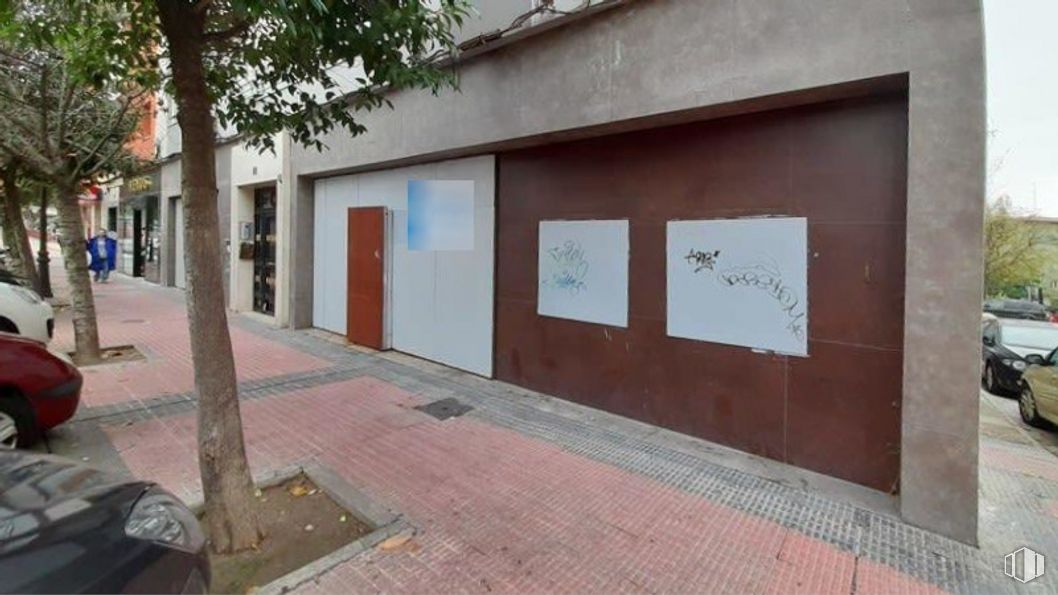 Retail for sale & for rent at Avenida Dos de Mayo, Móstoles, Madrid, 28934 with car, poster, tree, building, road surface, wood, urban design, plant, wall and public space around