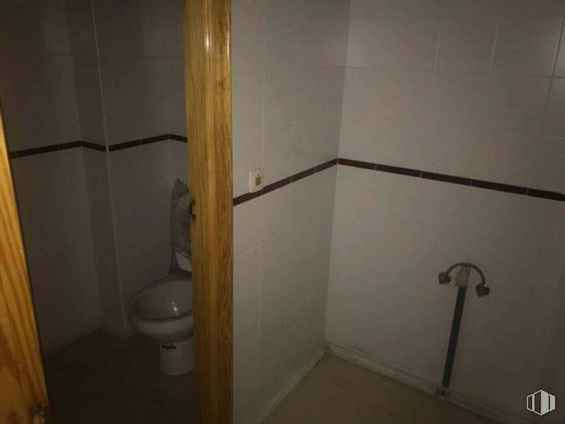 Retail for sale at Calle Martero, Ciempozuelos, Madrid, 28350 with toilet, bidet, fixture, building, bathroom, plumbing fixture, flooring, wood, house and toilet seat around