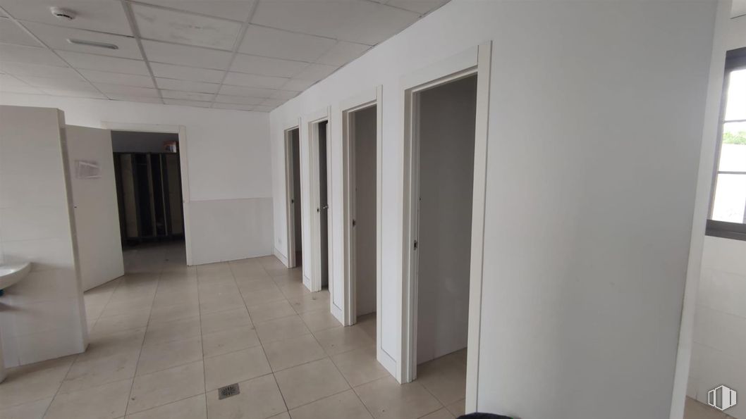 Industrial for rent at Calle Hierro, Torrejón de Ardoz, Madrid, 28850 with door, flooring, floor, tile flooring, tile, transparency and cleanliness around